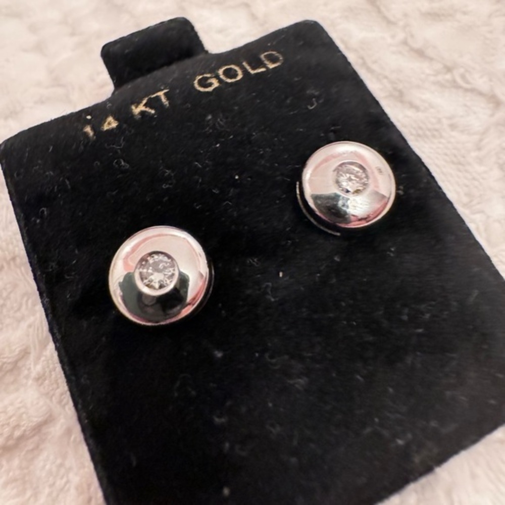 Round Diamond Stud Earrings